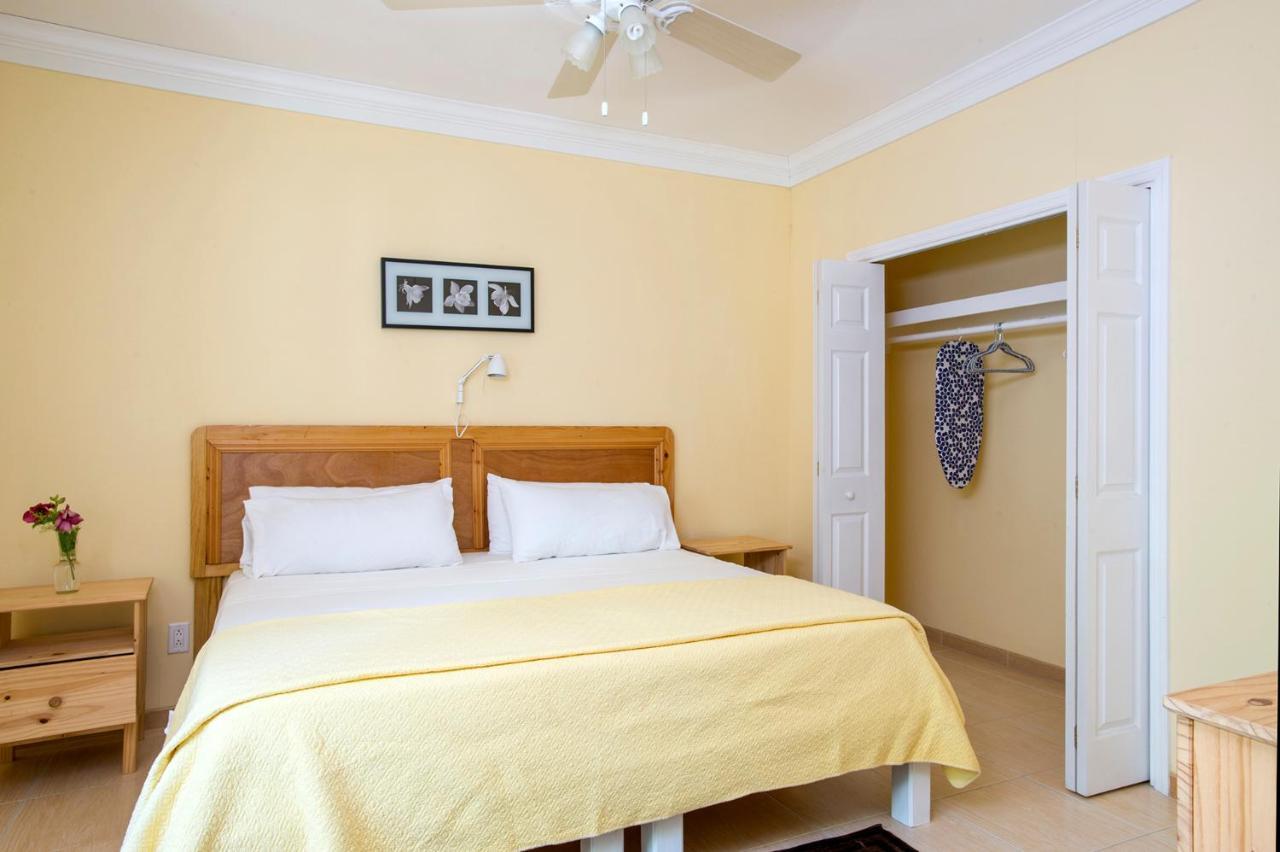 Sir Charles Guest House Palmetto Point Екстериор снимка