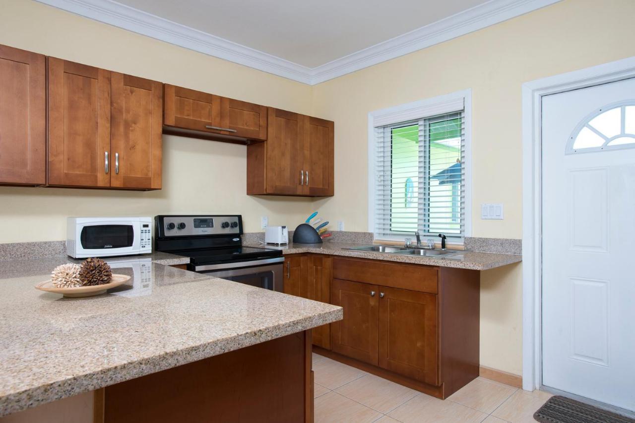Sir Charles Guest House Palmetto Point Екстериор снимка