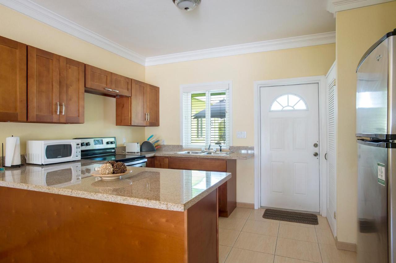 Sir Charles Guest House Palmetto Point Екстериор снимка