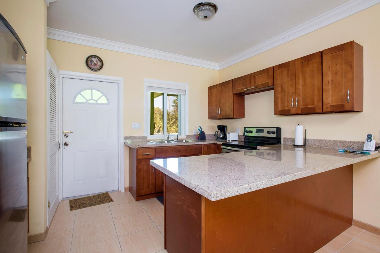 Sir Charles Guest House Palmetto Point Екстериор снимка